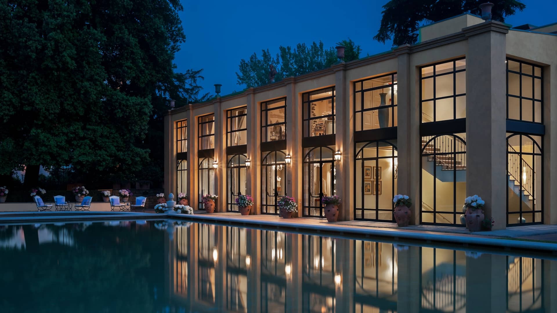 Pool og oplyst bygning ved Four Seasons Hotel Firenze