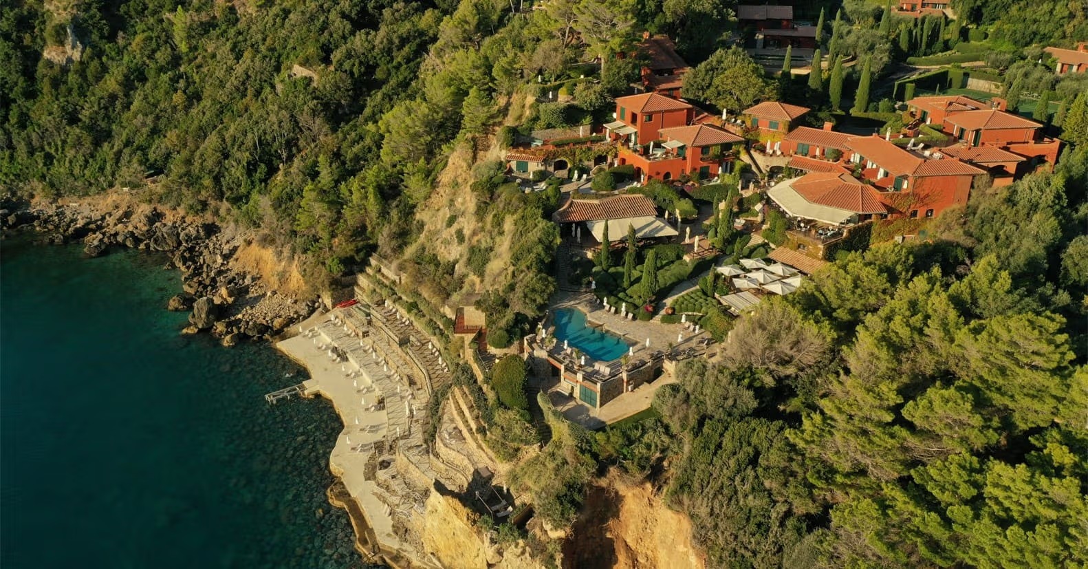 Hotel Il Pellicano set fra luften med klippe, pool og kyst på Monte Argentario