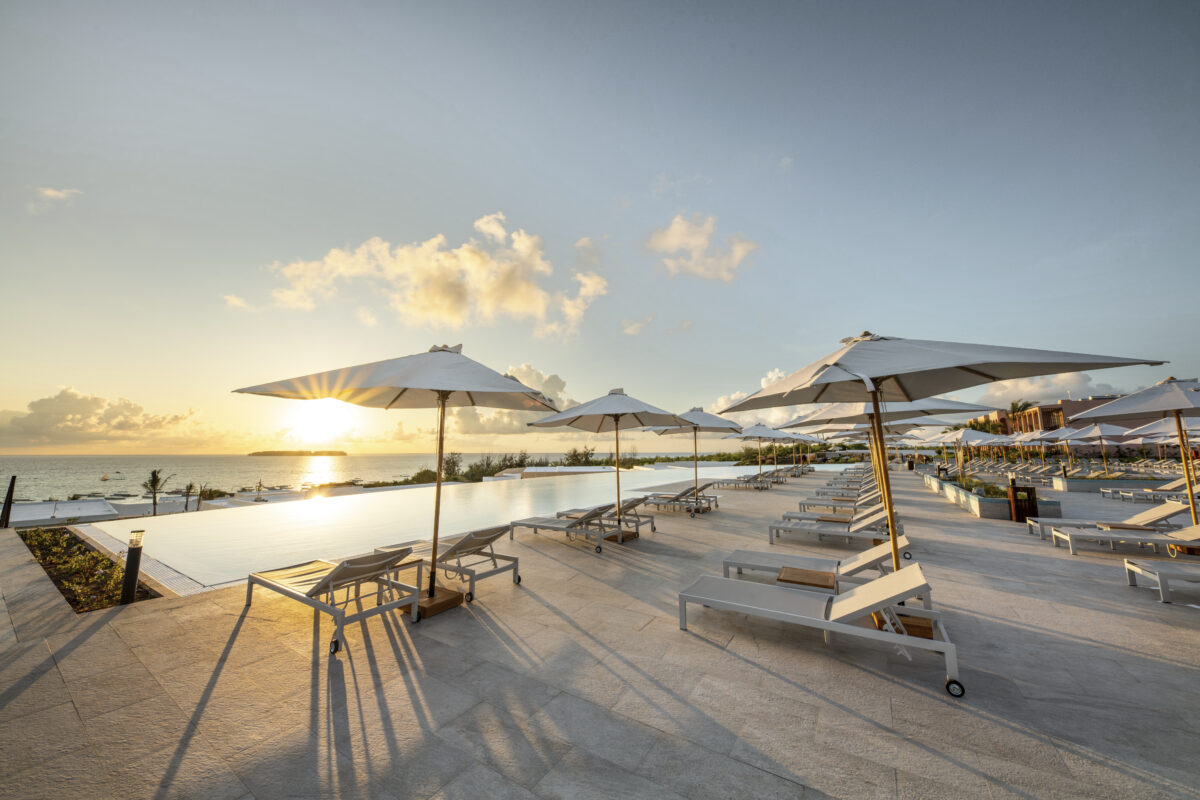 Pool og havudsigt ved The Mora Zanzibar på Muyuni Beach