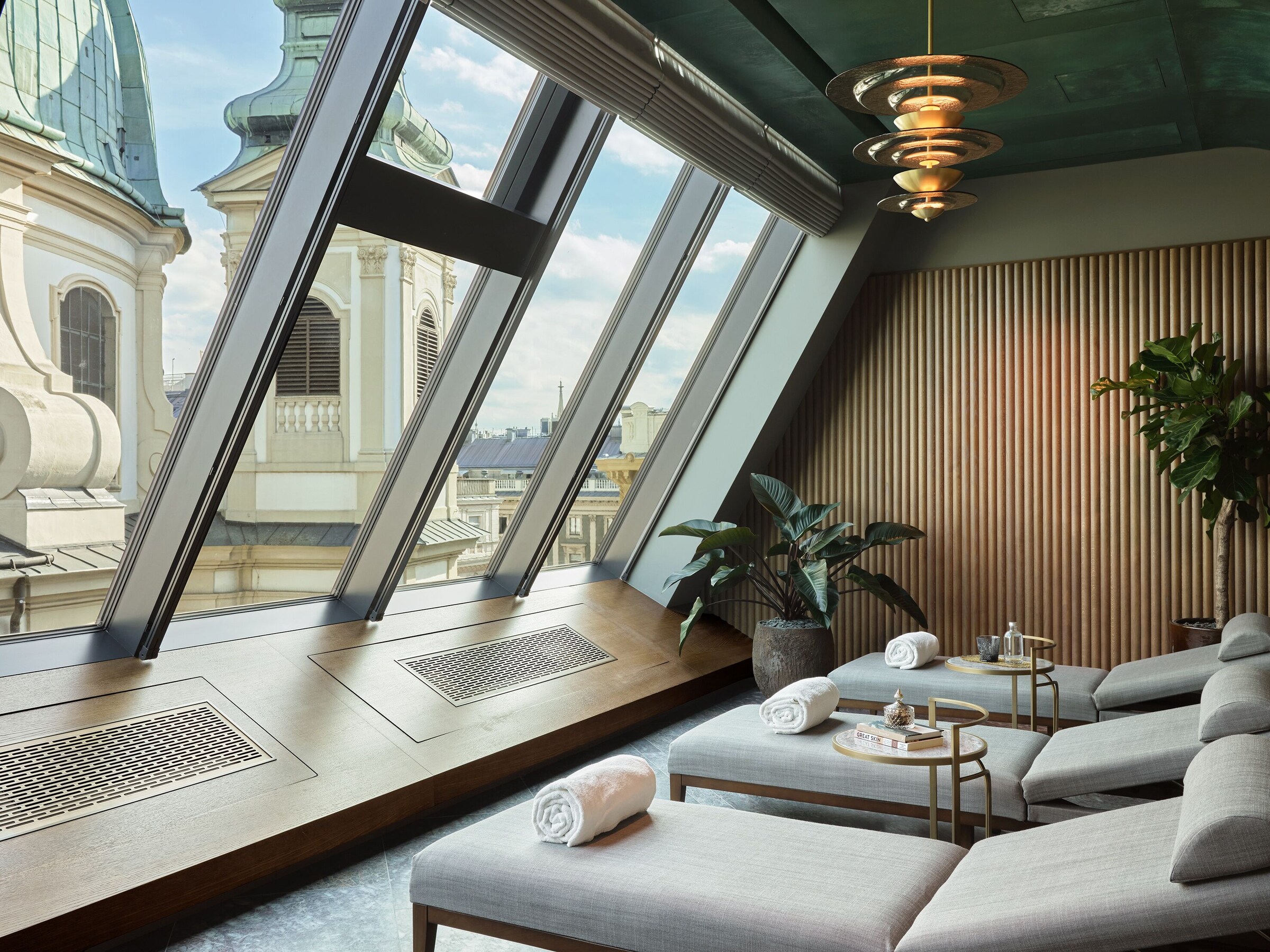 Spaområde på Rosewood Vienna med udsigt mod Stephansdom
