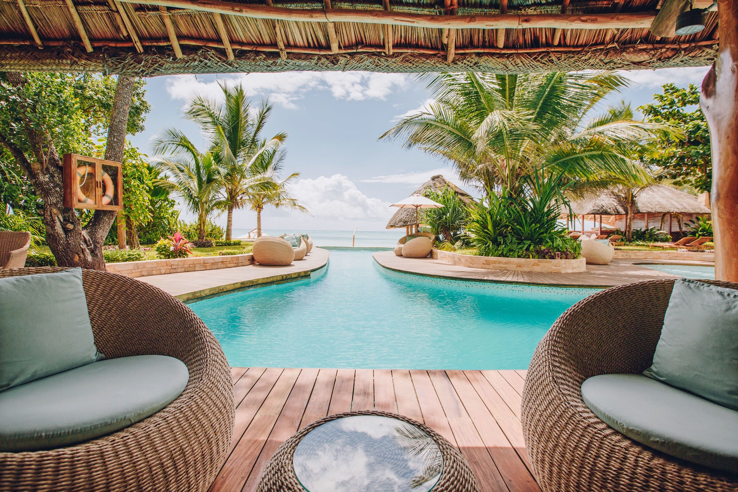 Pool og tropisk have ved Tulia Zanzibar Unique Beach Resort