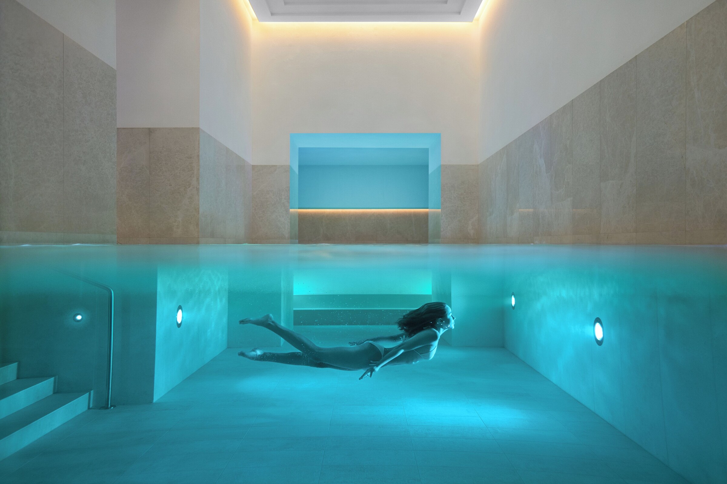 Indendørs pool på Almanac Palais Vienna med blå undervandsstemning