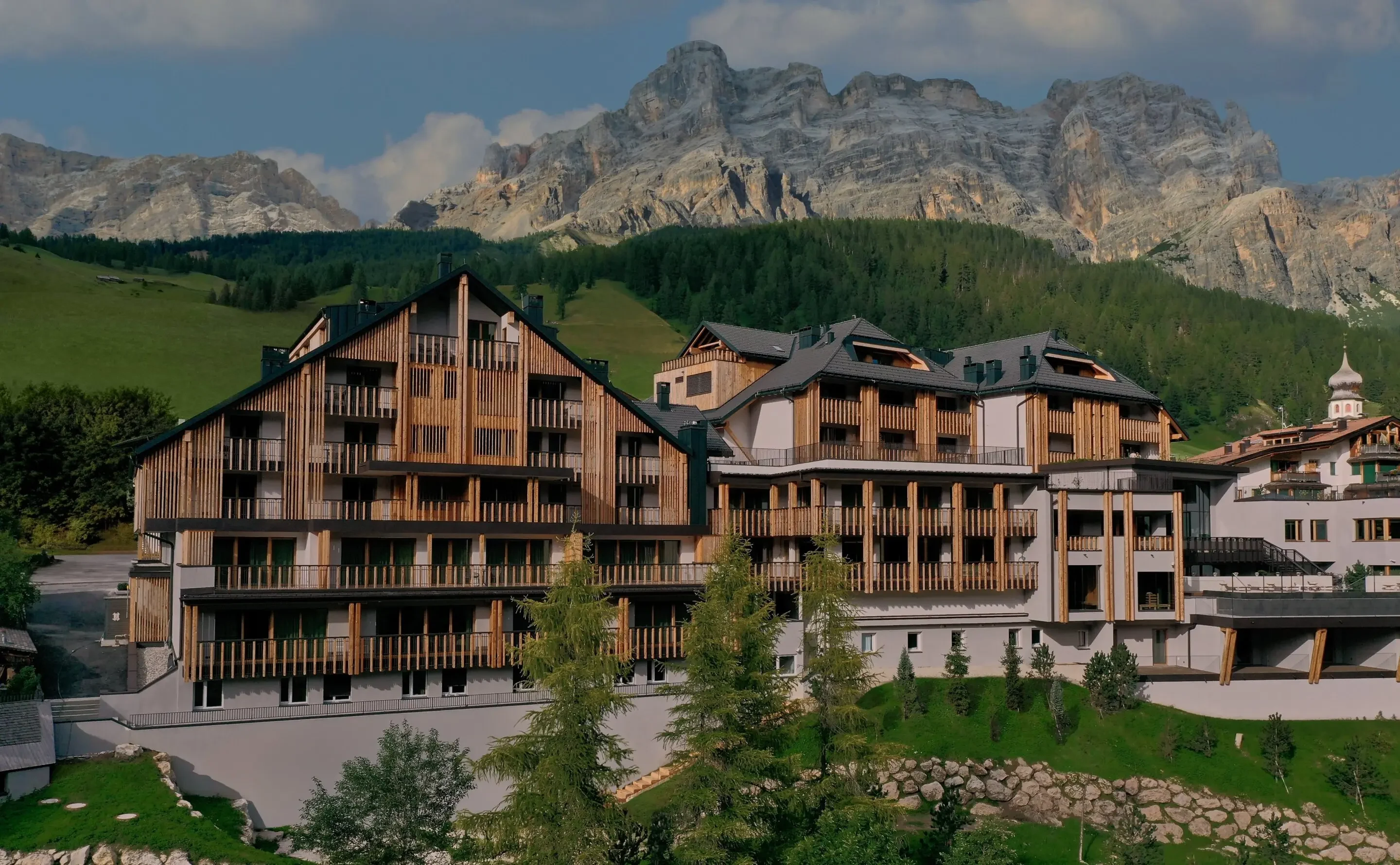 Aman Rosa Alpina set udefra med Dolomitterne i baggrunden