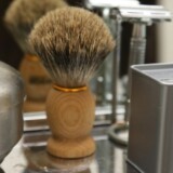 Barberbørste, safety razor og klassisk barbergrej på badeværelse