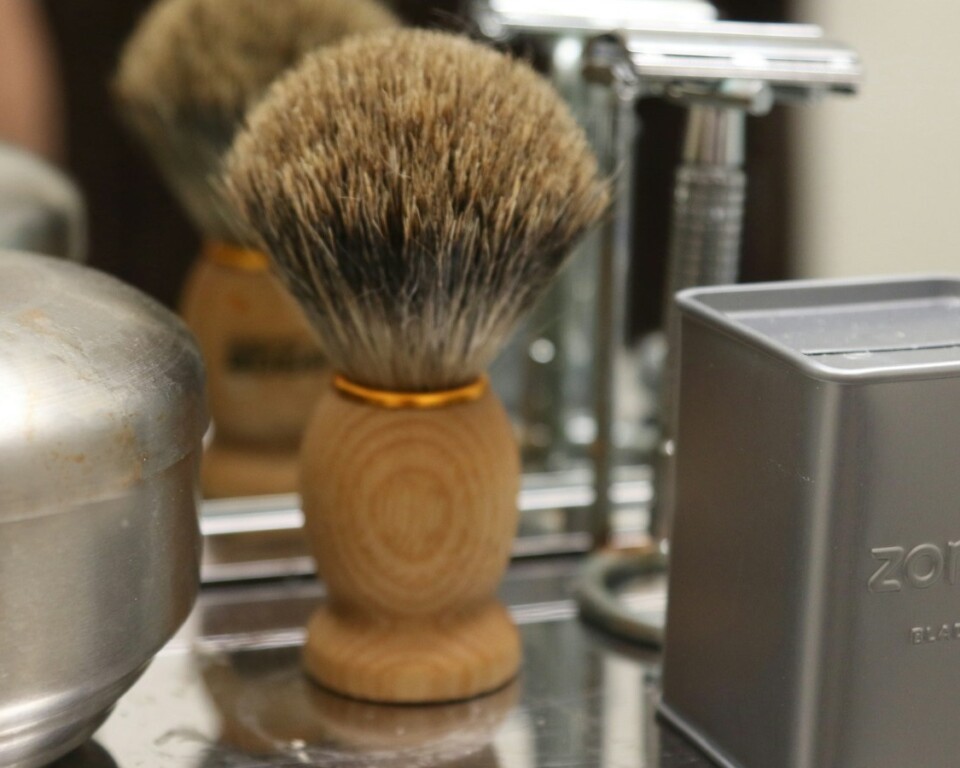 Barberbørste, safety razor og klassisk barbergrej på badeværelse
