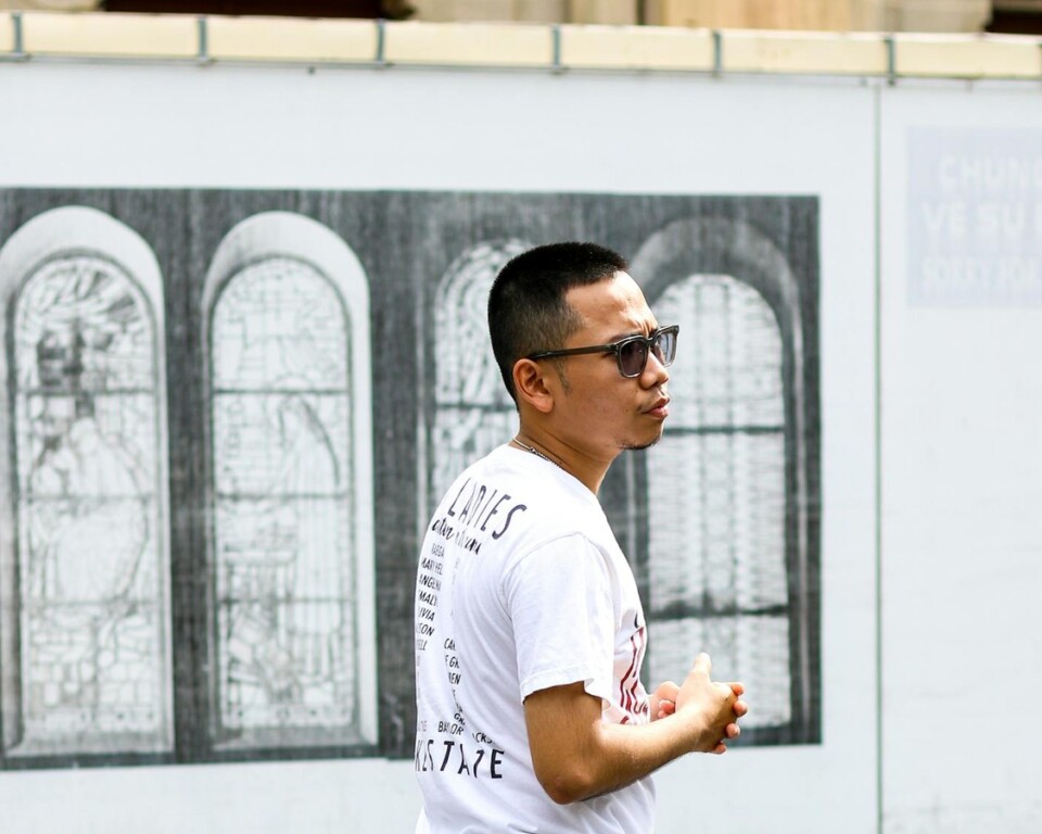 Mand i hvid t-shirt i urban street style