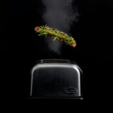 Brødrister med toast i mørkt køkkenlys