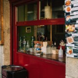 Tapasbar i Madrid med menukort og rød facade