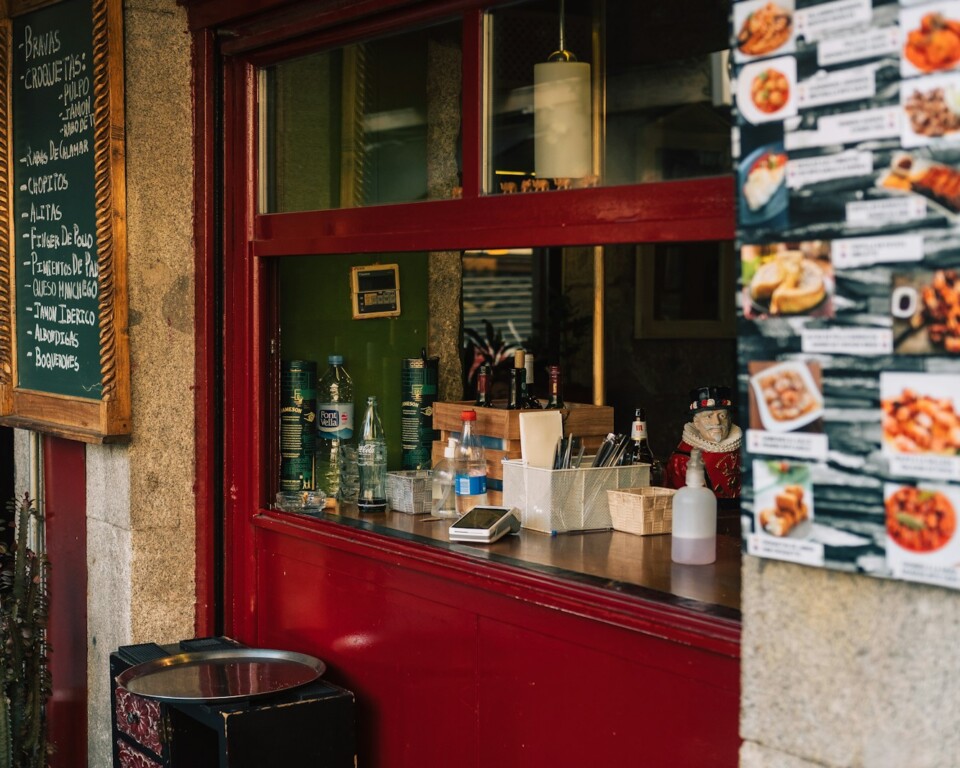 Tapasbar i Madrid med menukort og rød facade