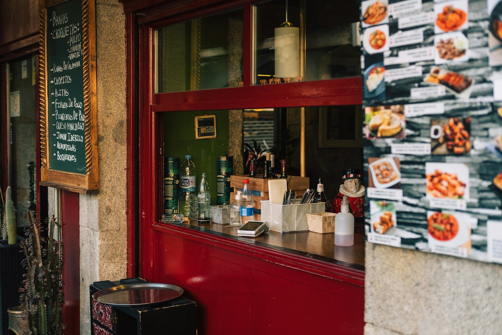 Tapasbar i Madrid med menukort og rød facade
