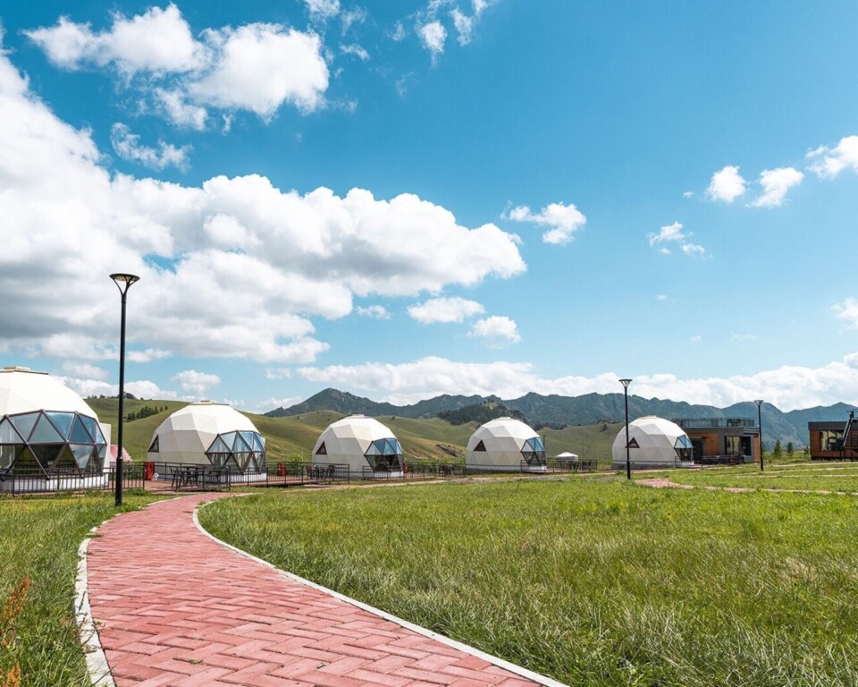 Ger-camps og bjerge ved Imperial Mount Resort i Mongoliet