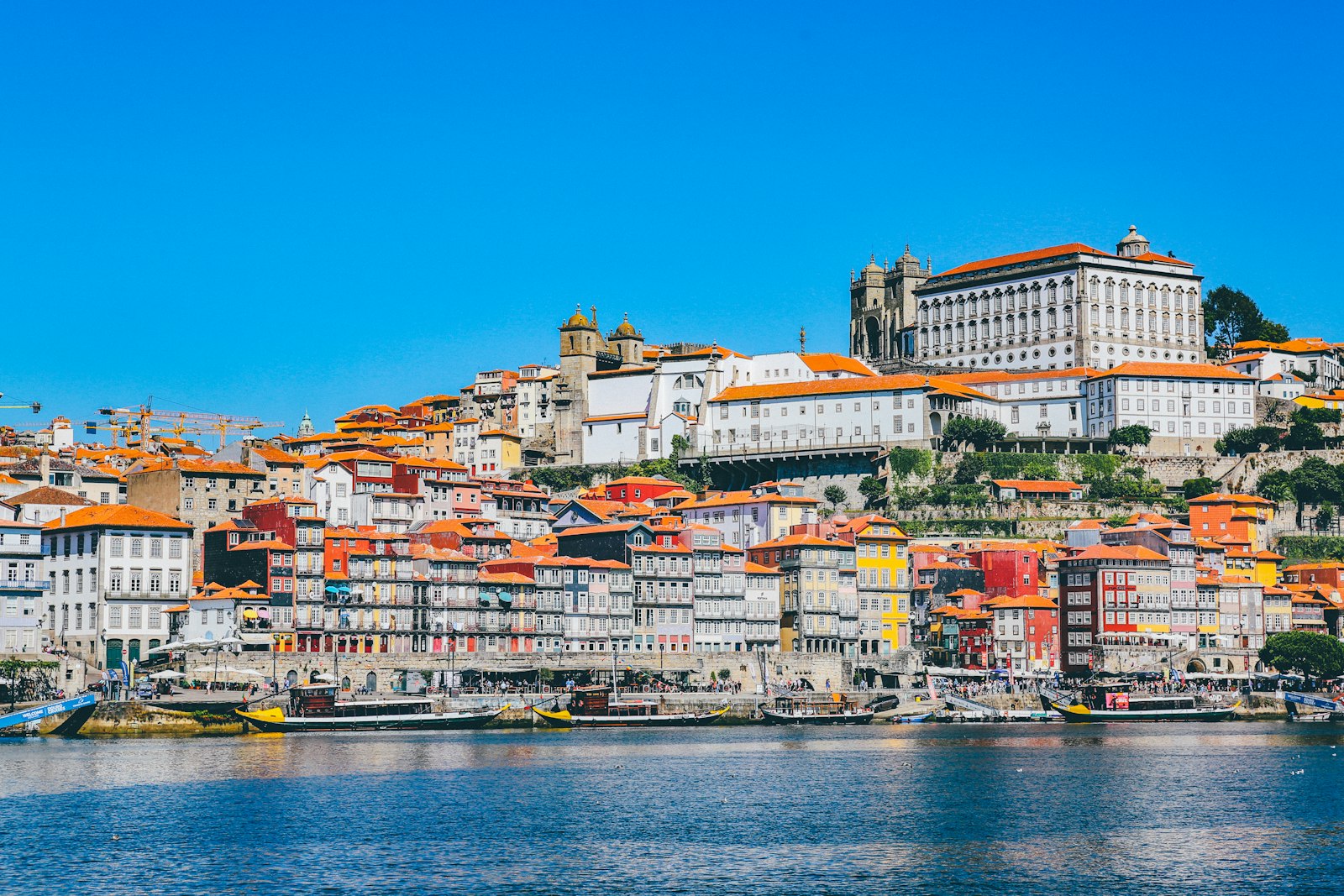 Portos farverige Ribeira-facader ved Douro-floden