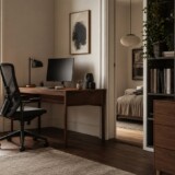 Hjemmekontor med ergonomisk kontorstol ved et skrivebord i varmt lys