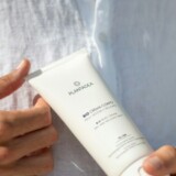 Mand der holder en creme-tube som cover til artikel om håndcreme til mænd