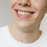 Close-up af mandlig mund og læber som cover til læbepomade til mænd