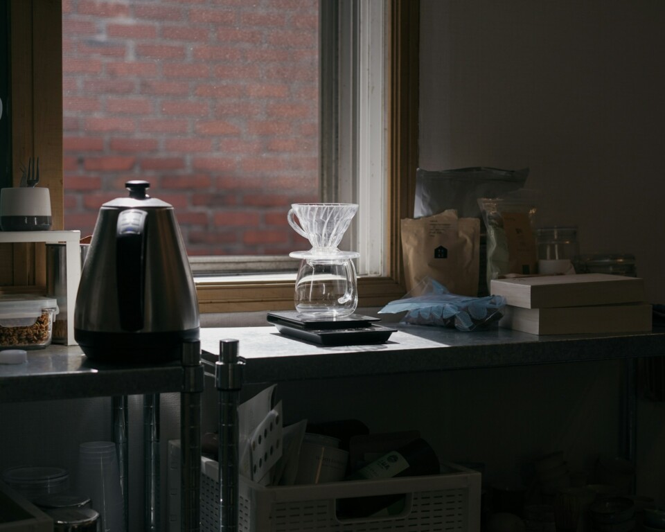 Termokande og kaffebrygning ved et køkkenvindue