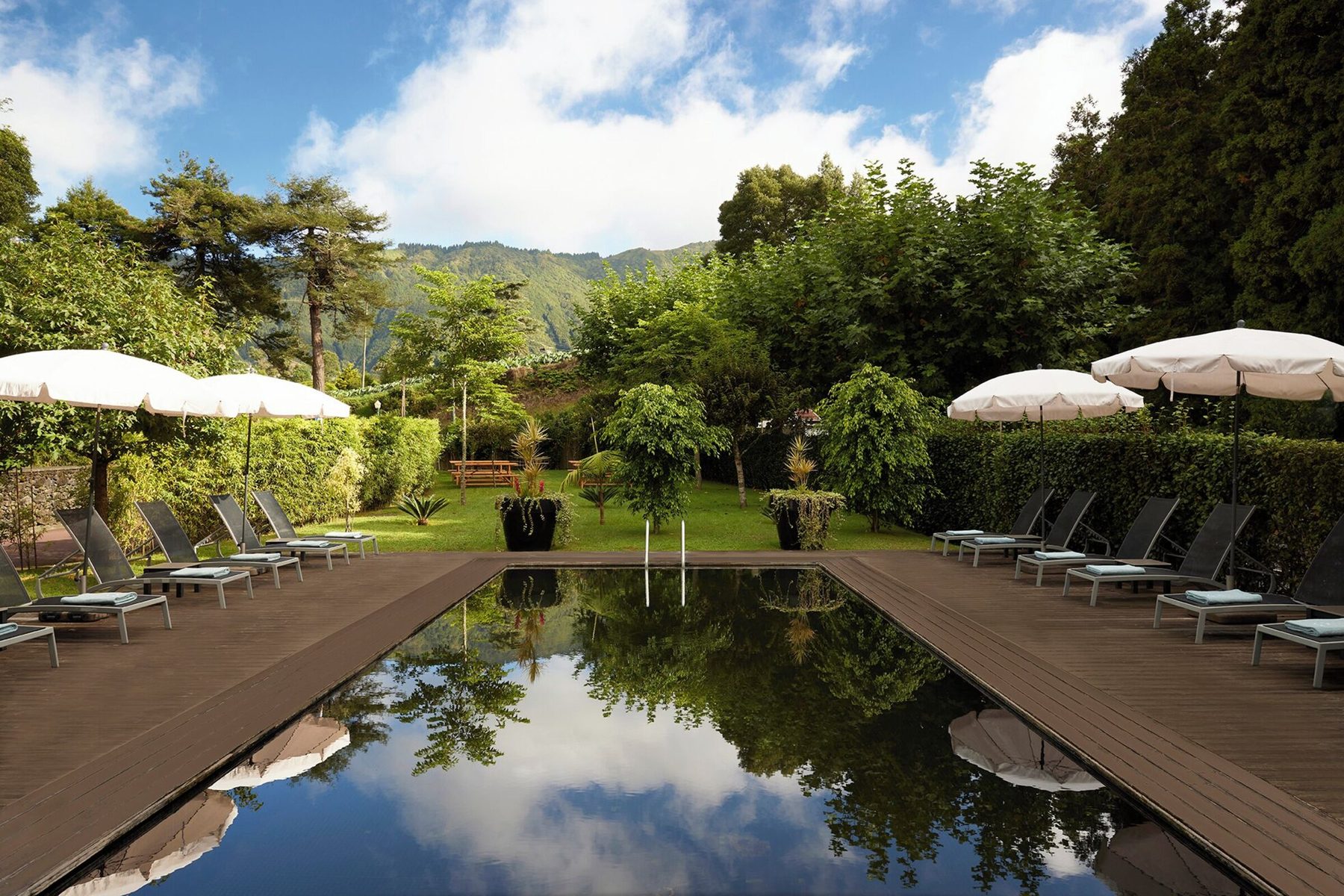 Termisk pool og grøn dalstemning ved Octant Furnas på São Miguel