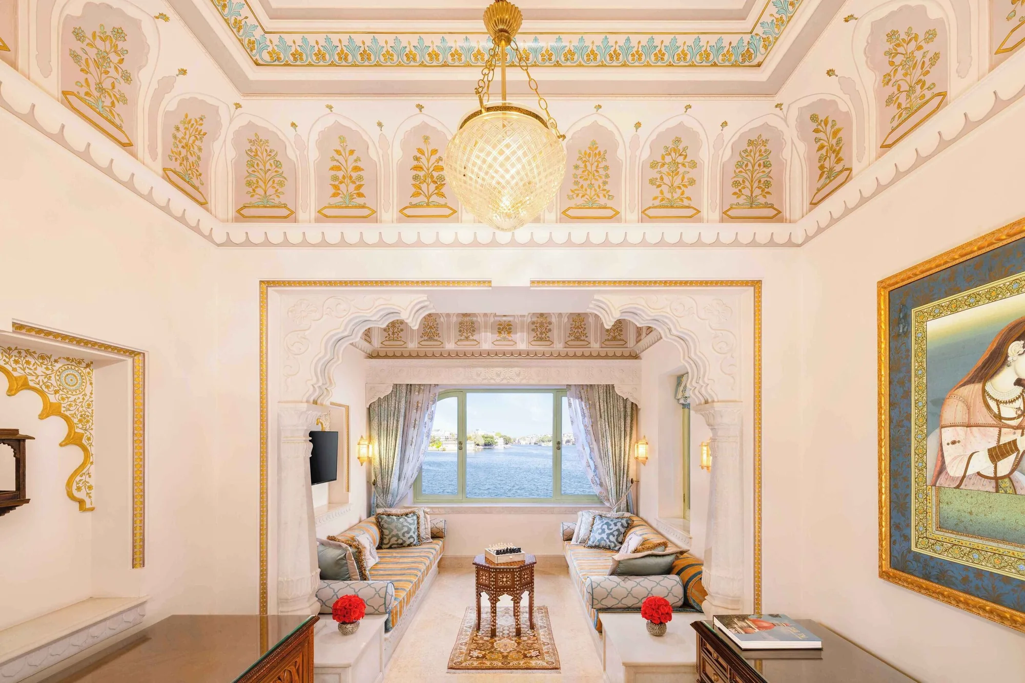 Kongeligt interiør med søudsigt på Taj Lake Palace i Udaipur