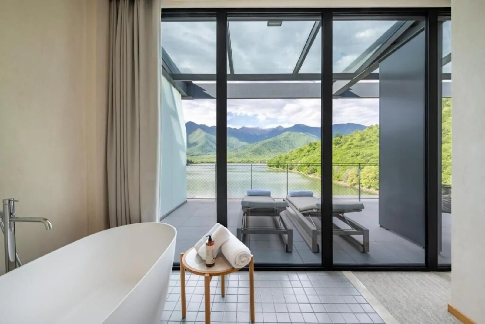 Suite på Kvareli Lake Resort med badekar og udsigt mod sø og bjerge