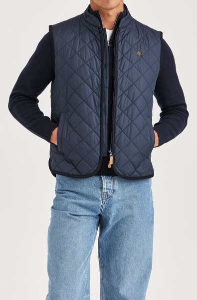 Morris Teddy Quilted Vest i navy med diskret brystbroderi