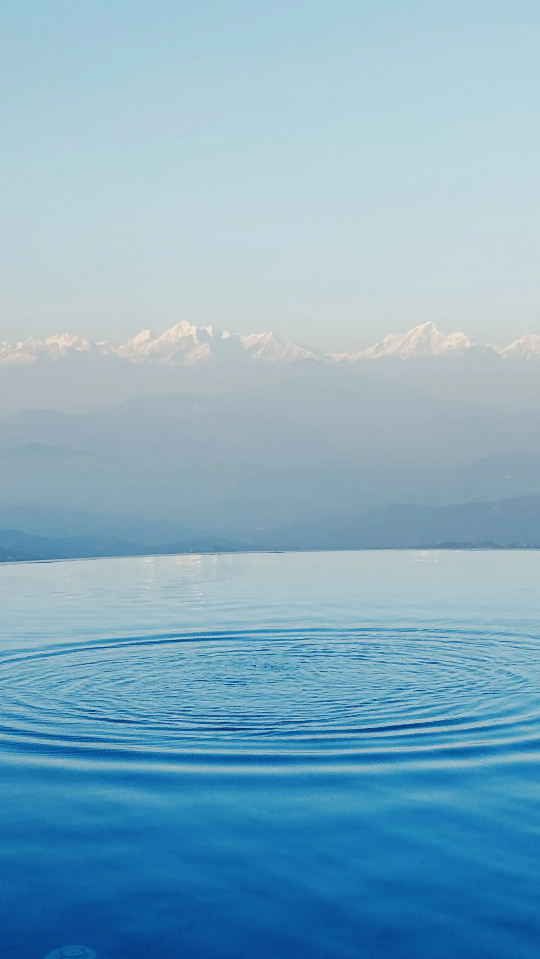 Infinitypool med udsigt til Himalaya på Dwarika's Sanctuary i Dhulikhel