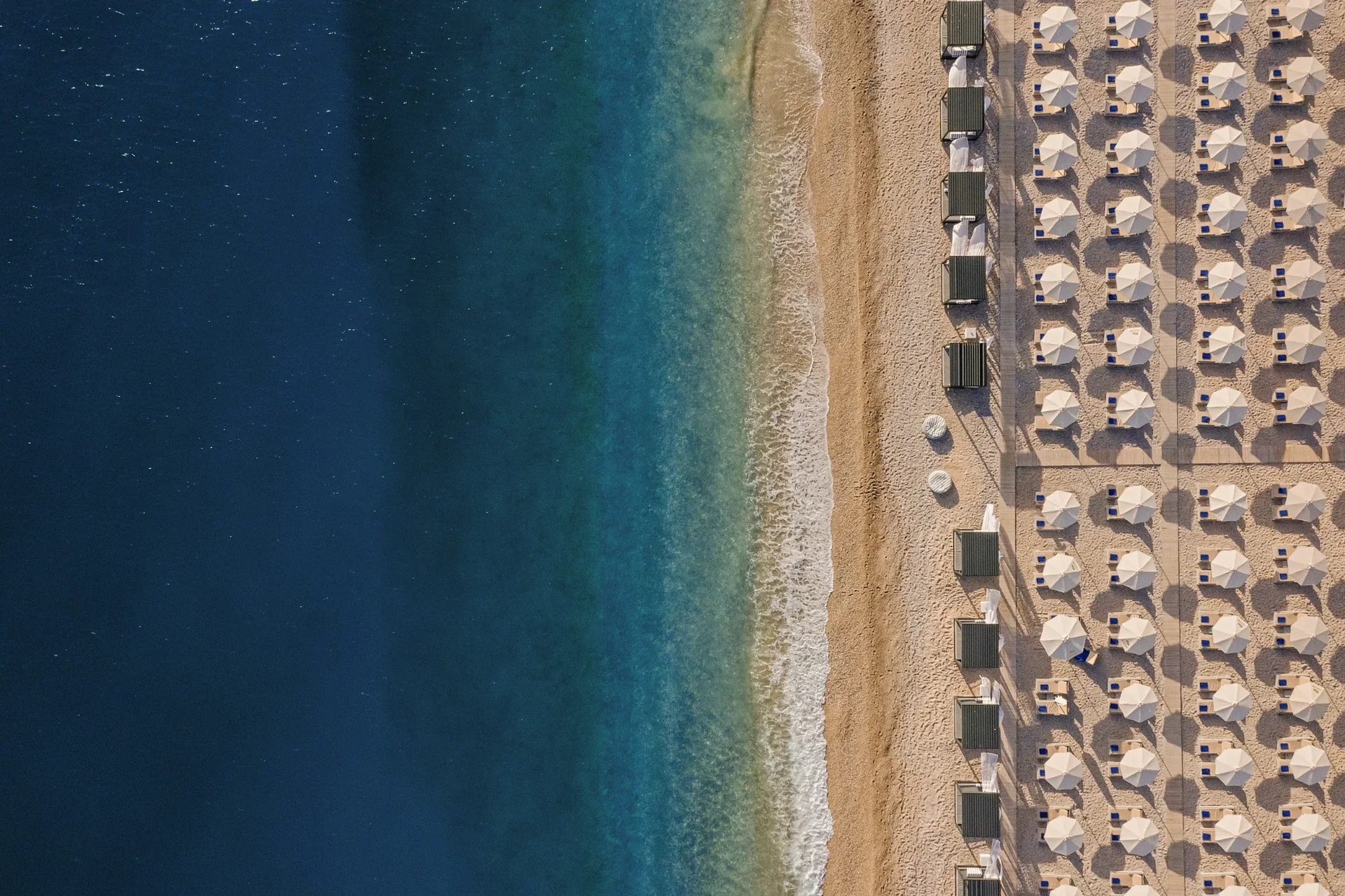 Luftfoto af strand og liggestole ved Miamar Hotel i Himarë