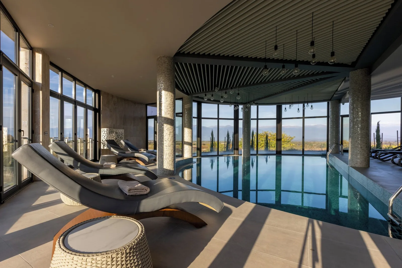 Poolområde på Panorama Kakheti Resort med udsigt mod Kakheti-landskabet