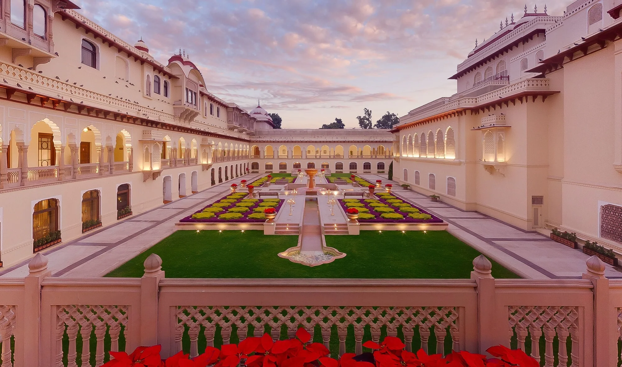 Oplyst paladsgård på Rambagh Palace i Jaipur