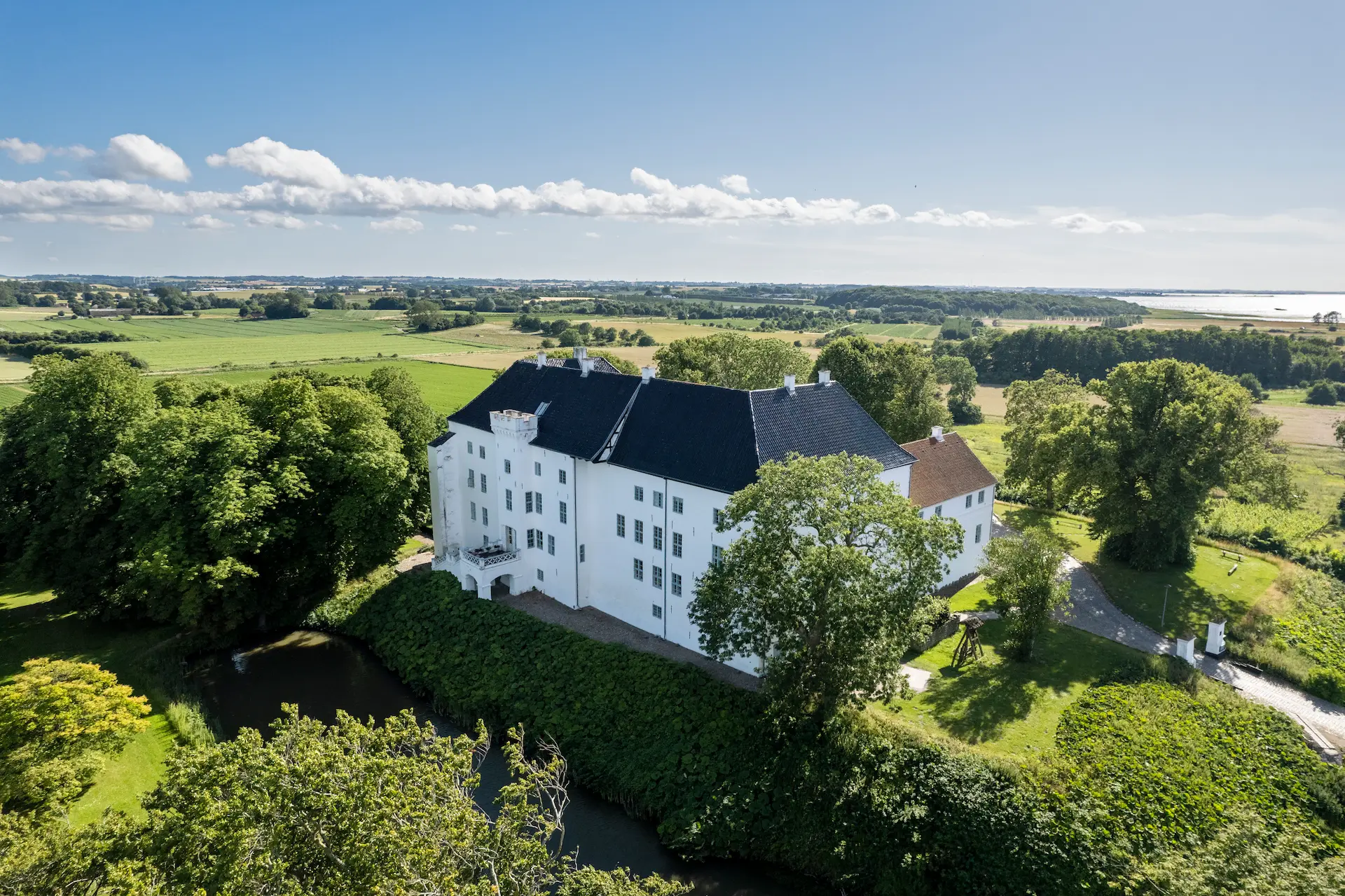 Dragsholm Slot i Odsherred set fra luften