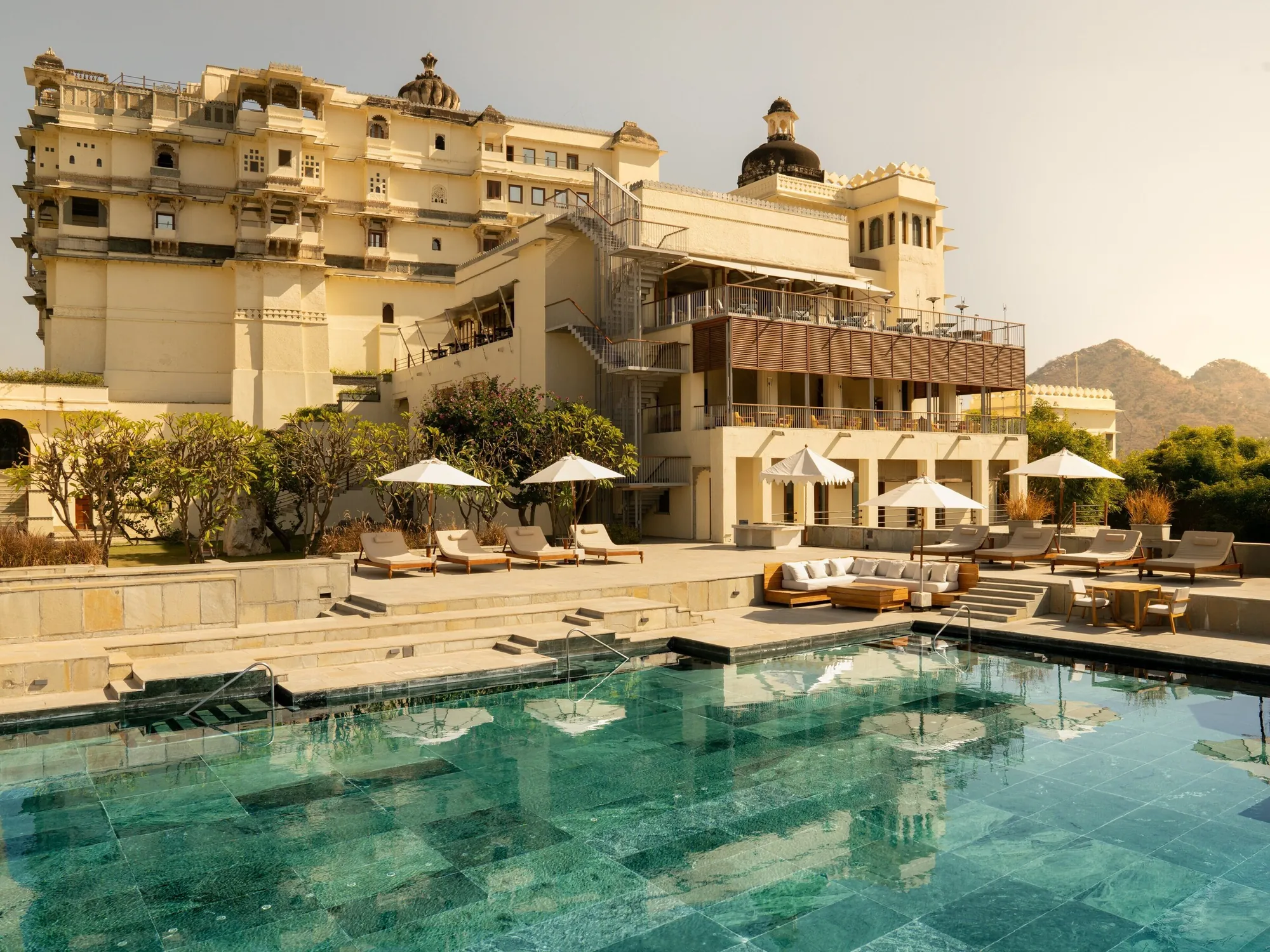 Pool og paladsbygning på RAAS Devigarh ved Udaipur