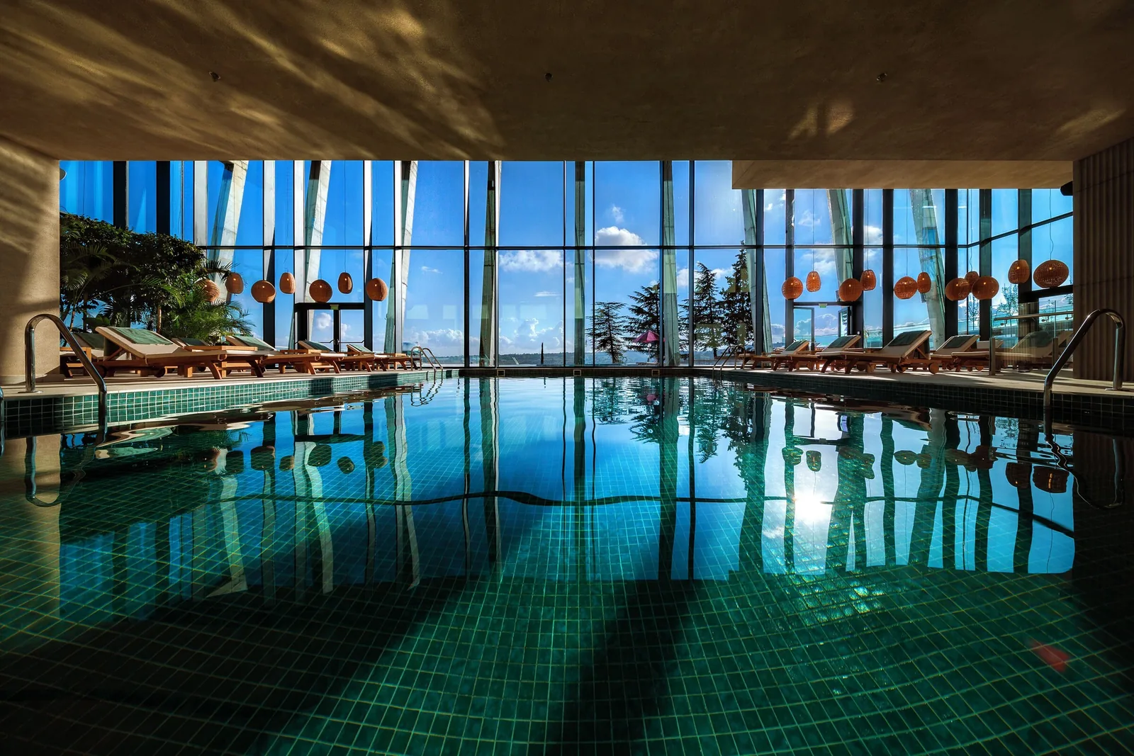 Poolområde på BODBE Hotel i Sighnaghi med udsigt gennem store vinduer