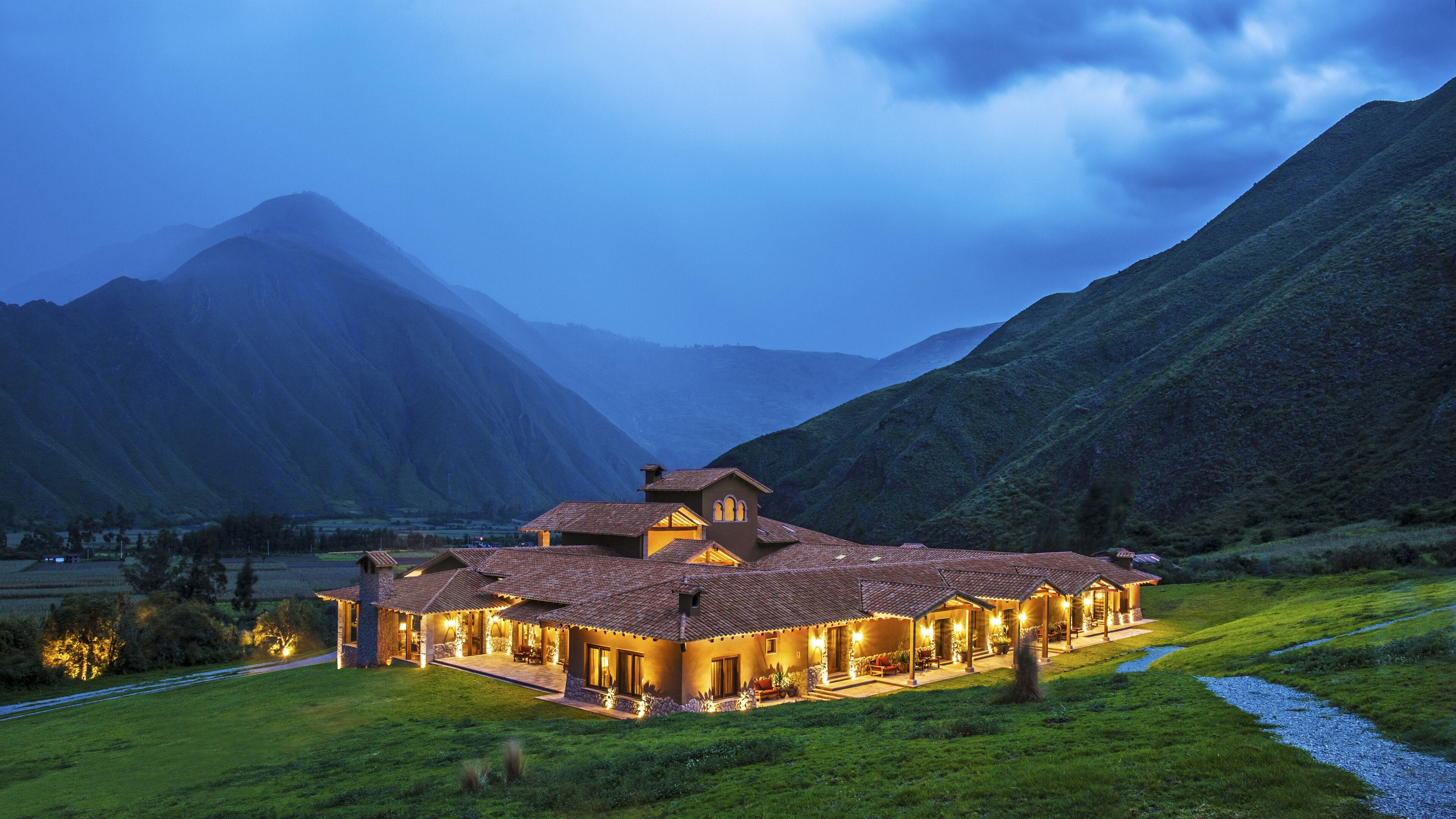 Inkaterra Hacienda Urubamba oplyst i Sacred Valley mellem bjergene