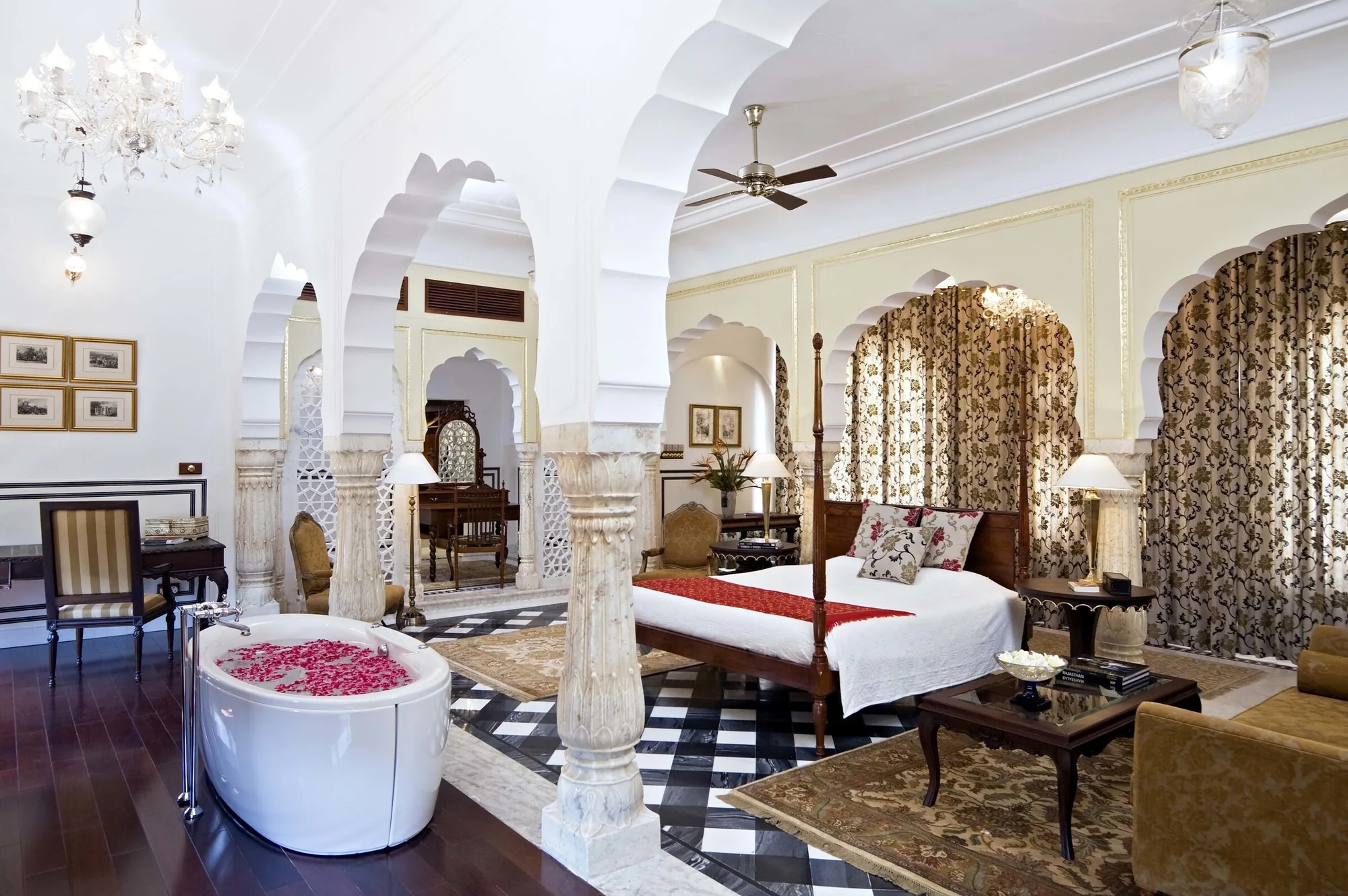 Suite med buer og badekar på Samode Palace