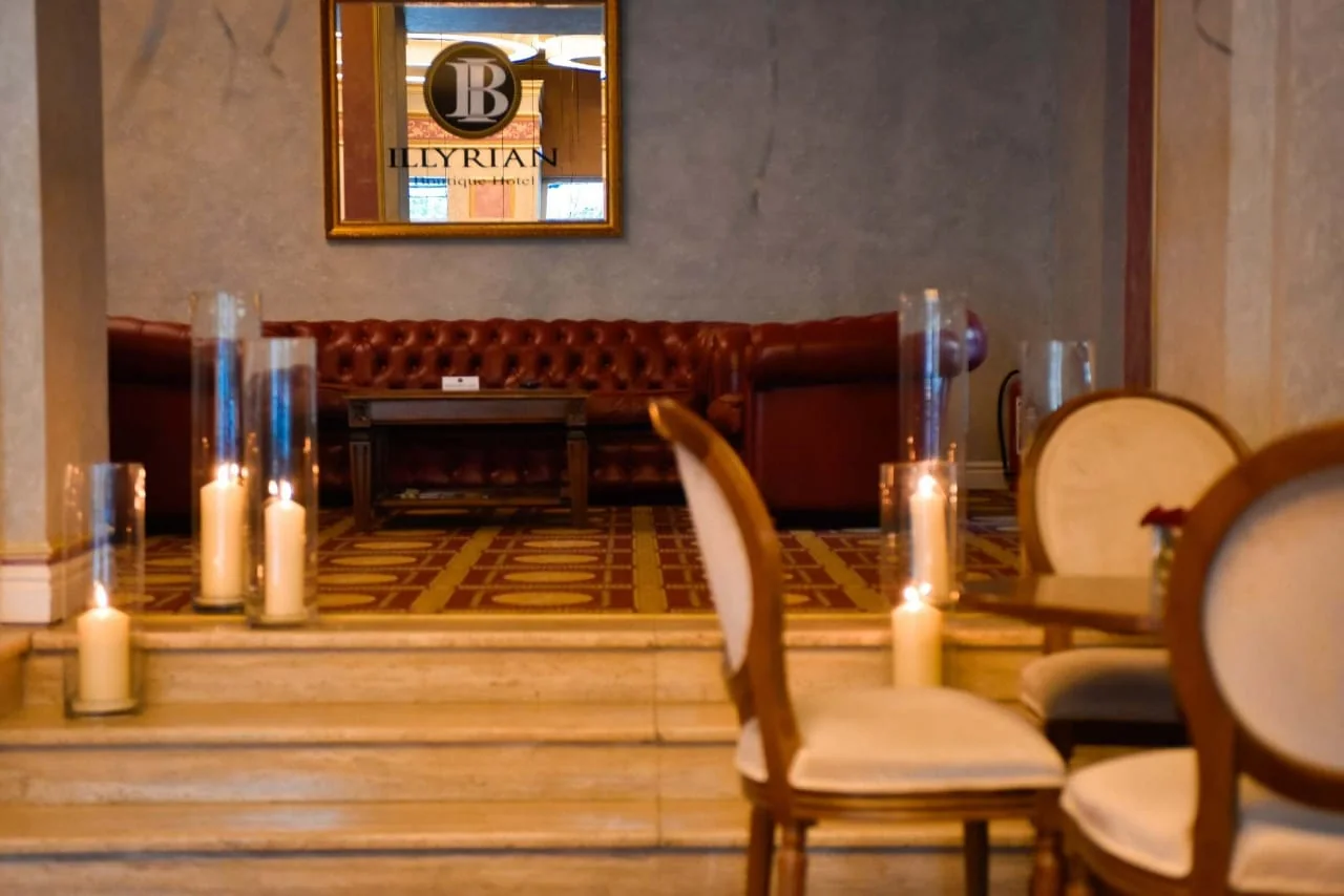 Restaurant og interiør på Illyrian Boutique Hotel i Sarandë