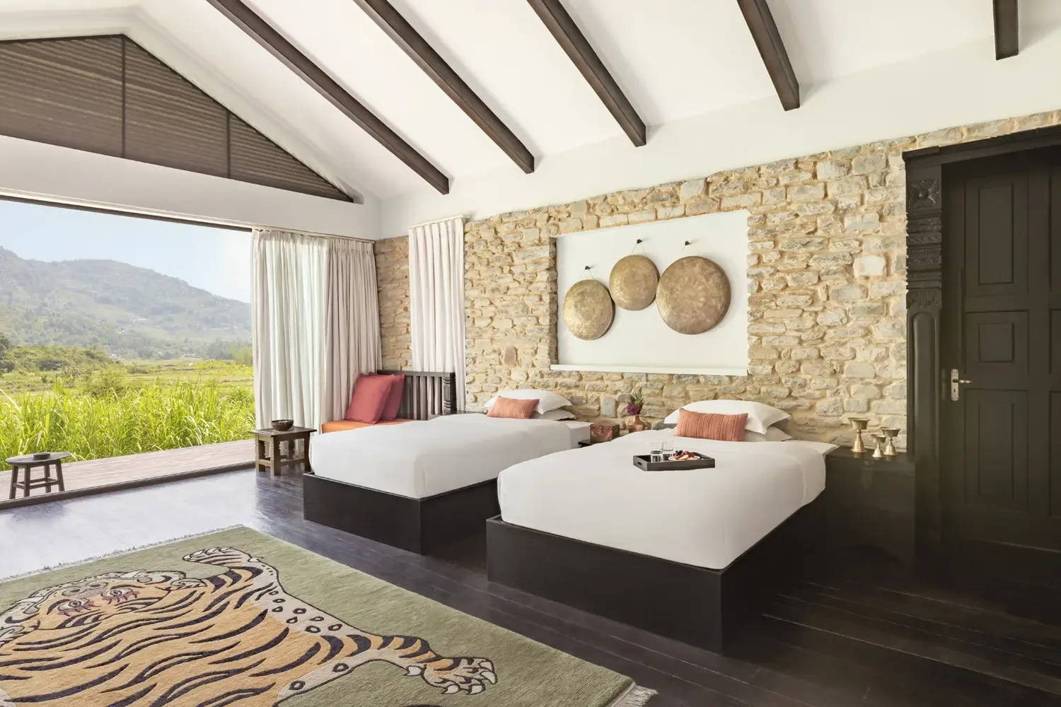 Stenvilla med åbent opholdsrum og bjergudsigt på The Pavilions Himalayas