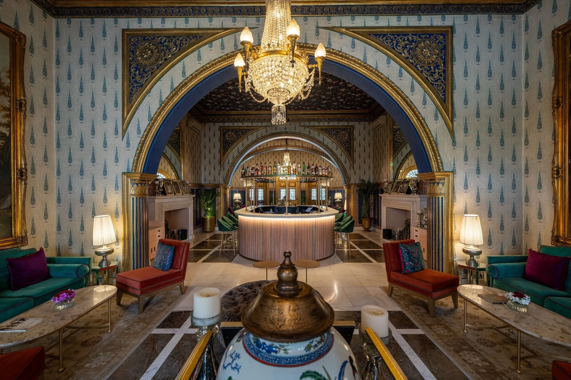 Lobby med buer og lysekrone på Rajmahal Palace RAAS i Jaipur