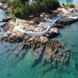 Kystterrasse og turkisblåt vand ved Manta Resort i Ksamil