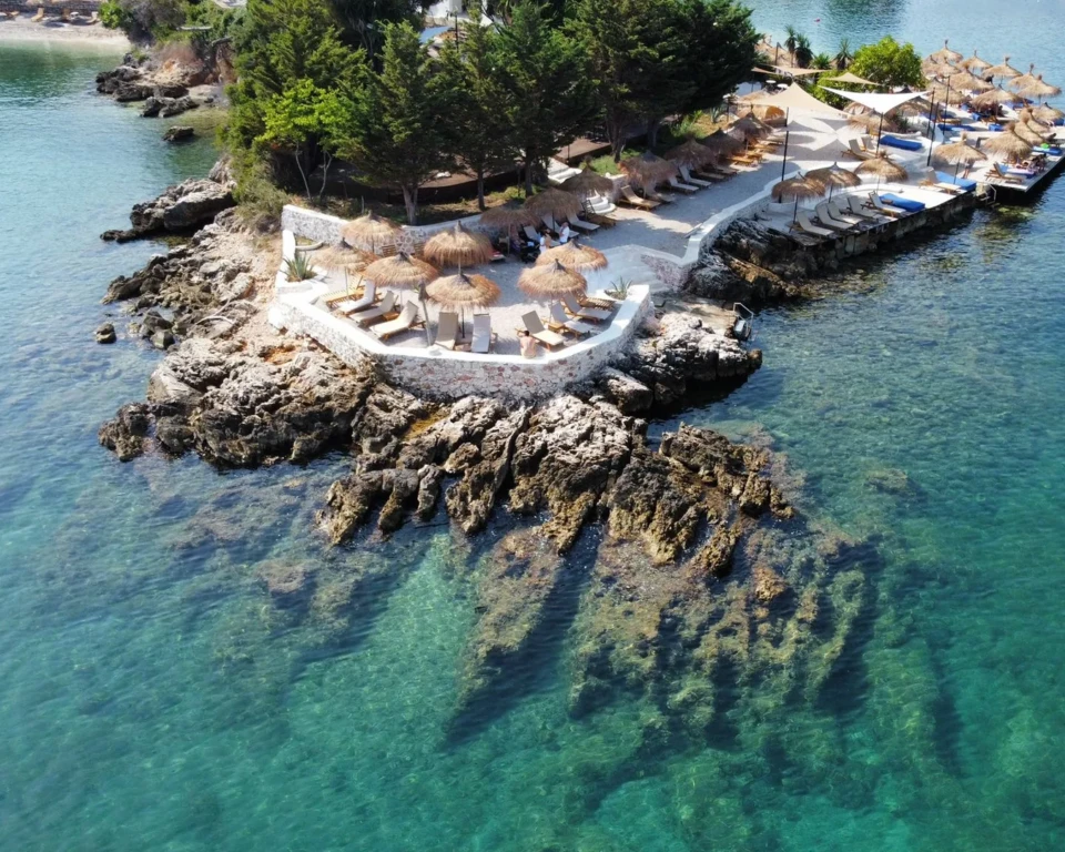 Kystterrasse og turkisblåt vand ved Manta Resort i Ksamil