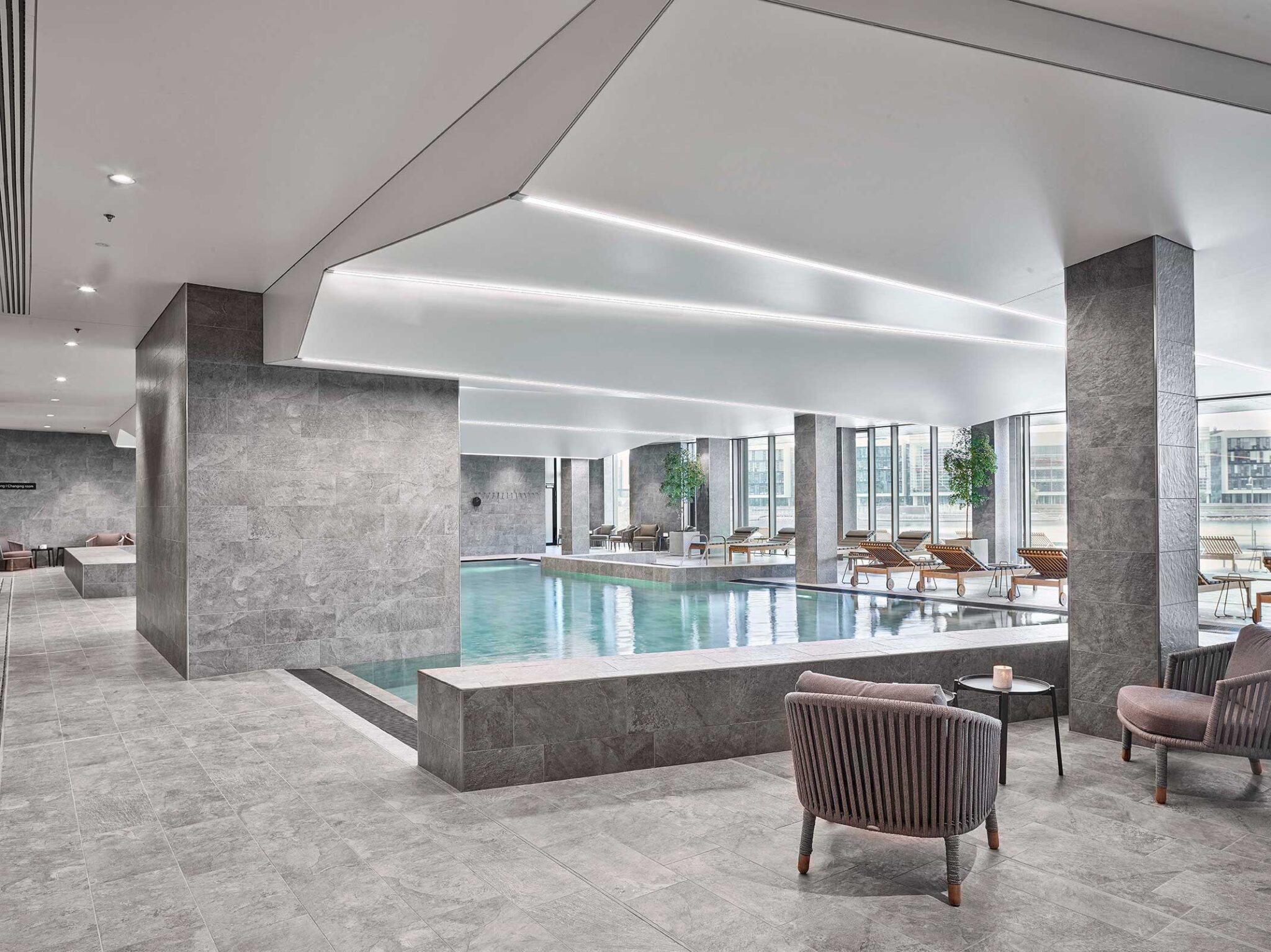 Alsik Hotel og Spa med pool og loungestole i Sønderborg
