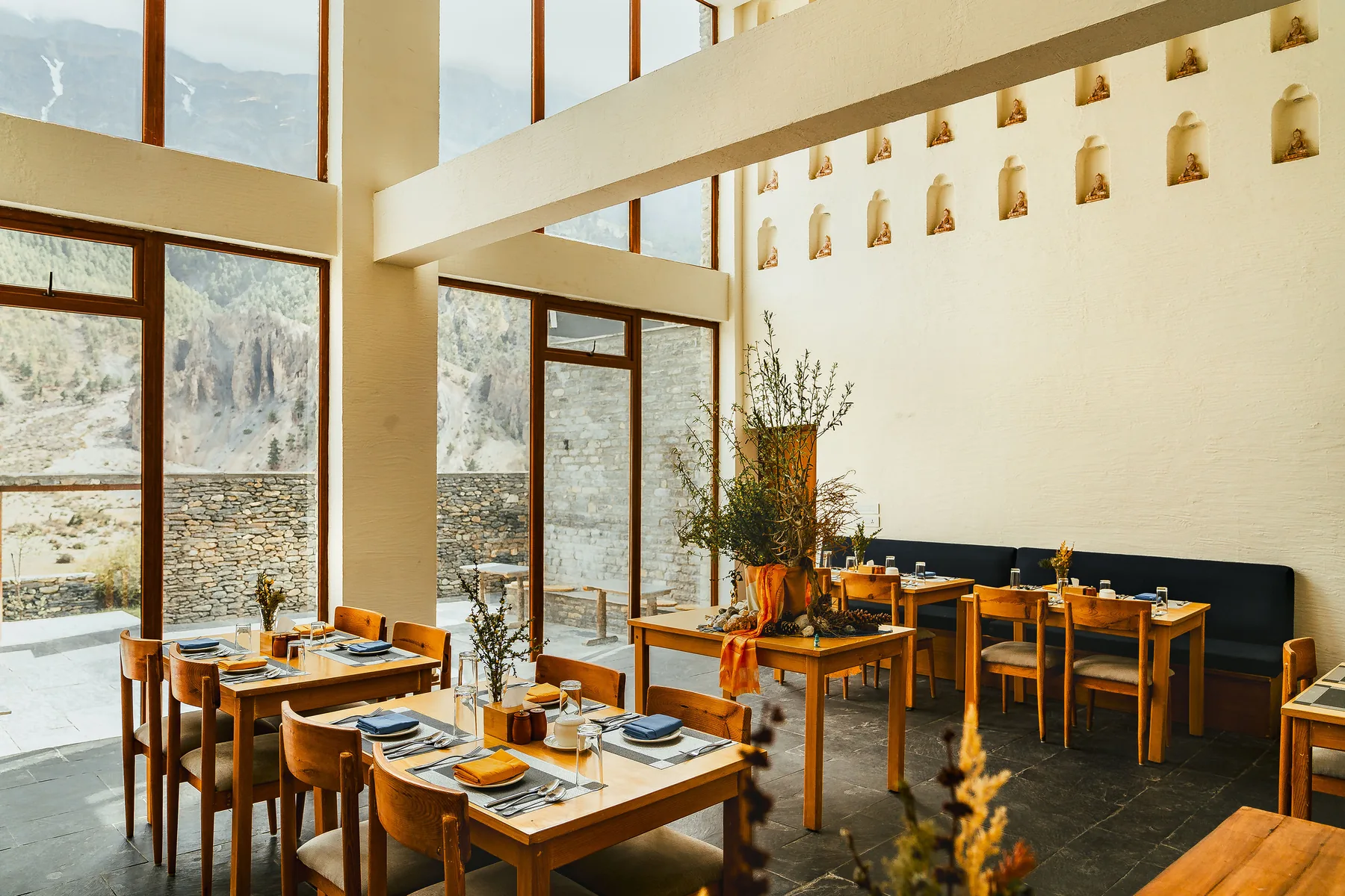 Spisesal med store vinduer mod bjergene på Mountain Lodges of Nepal Manang
