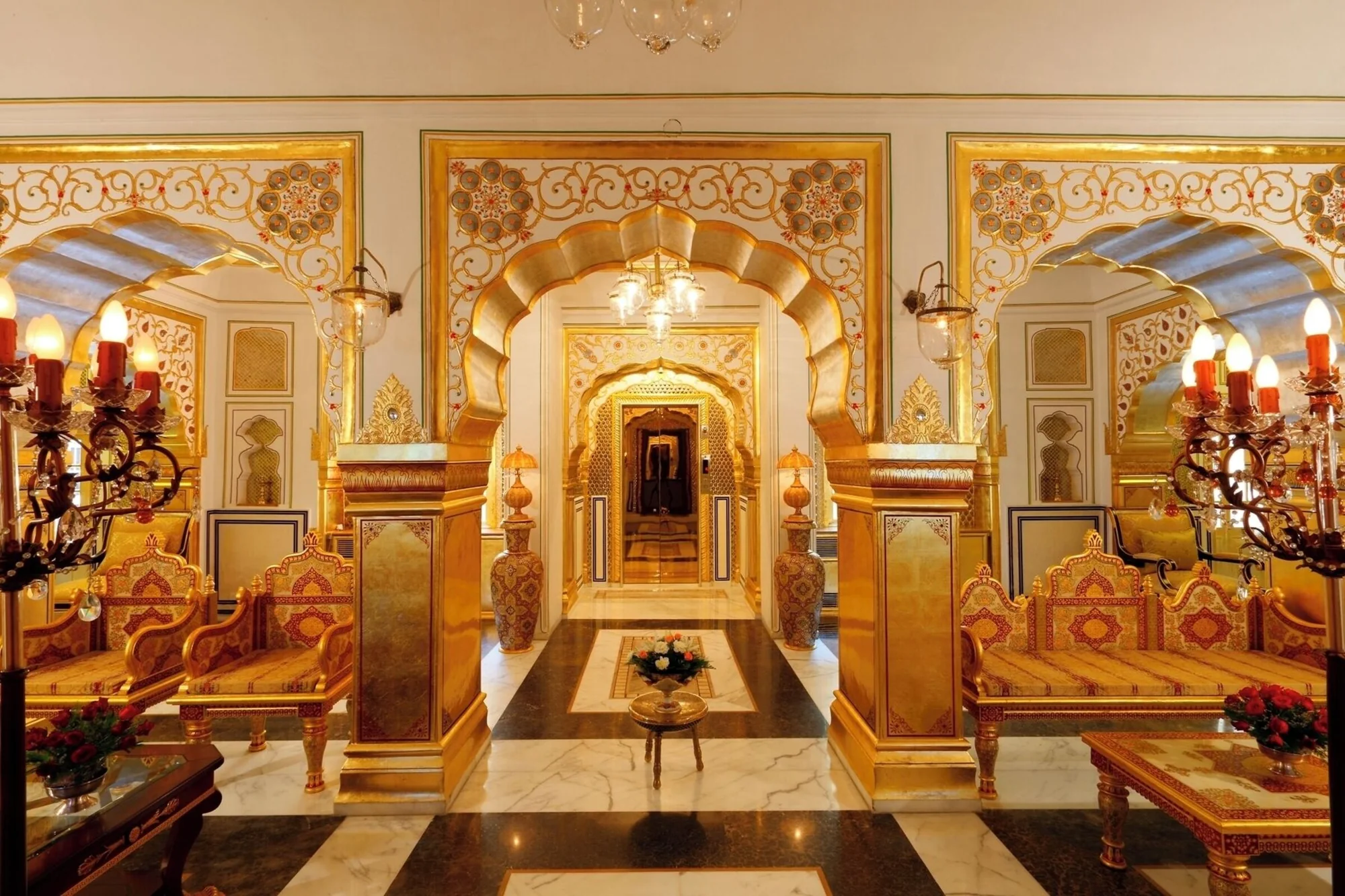 Forgyldt paladsinteriør på The Raj Palace i Jaipur