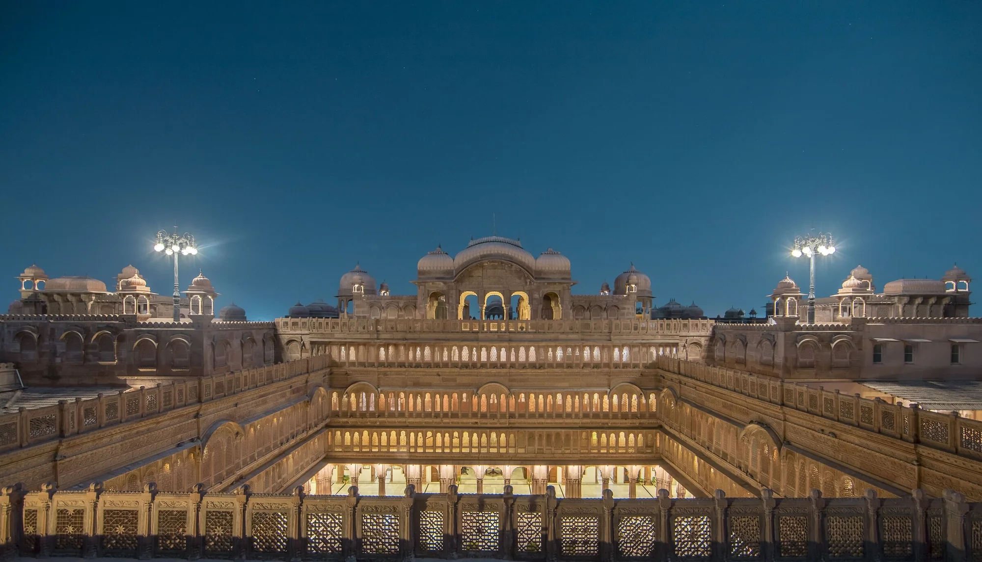 Oplyst paladsgård på The Laxmi Niwas Palace i Bikaner