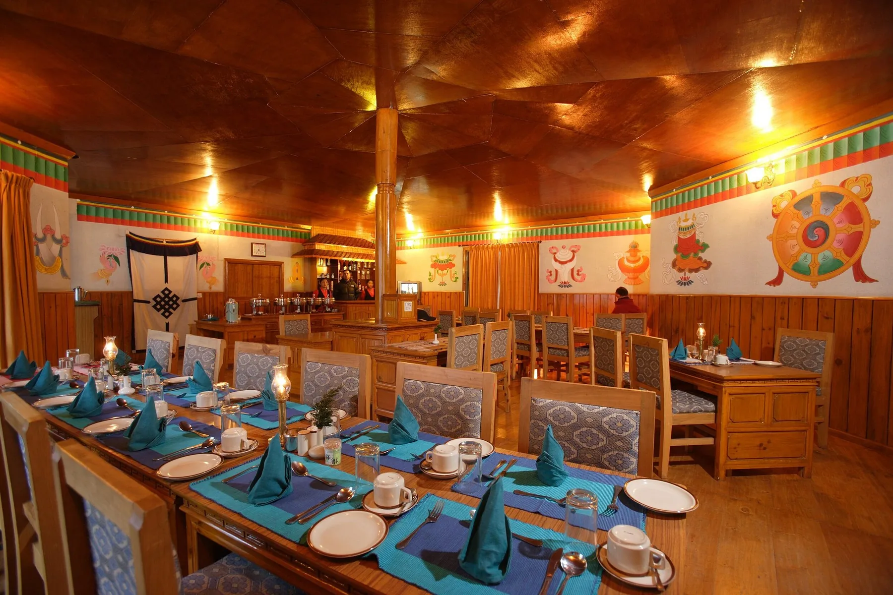Farverig Sherpa-inspireret spisesal på Mountain Lodges of Nepal Thame