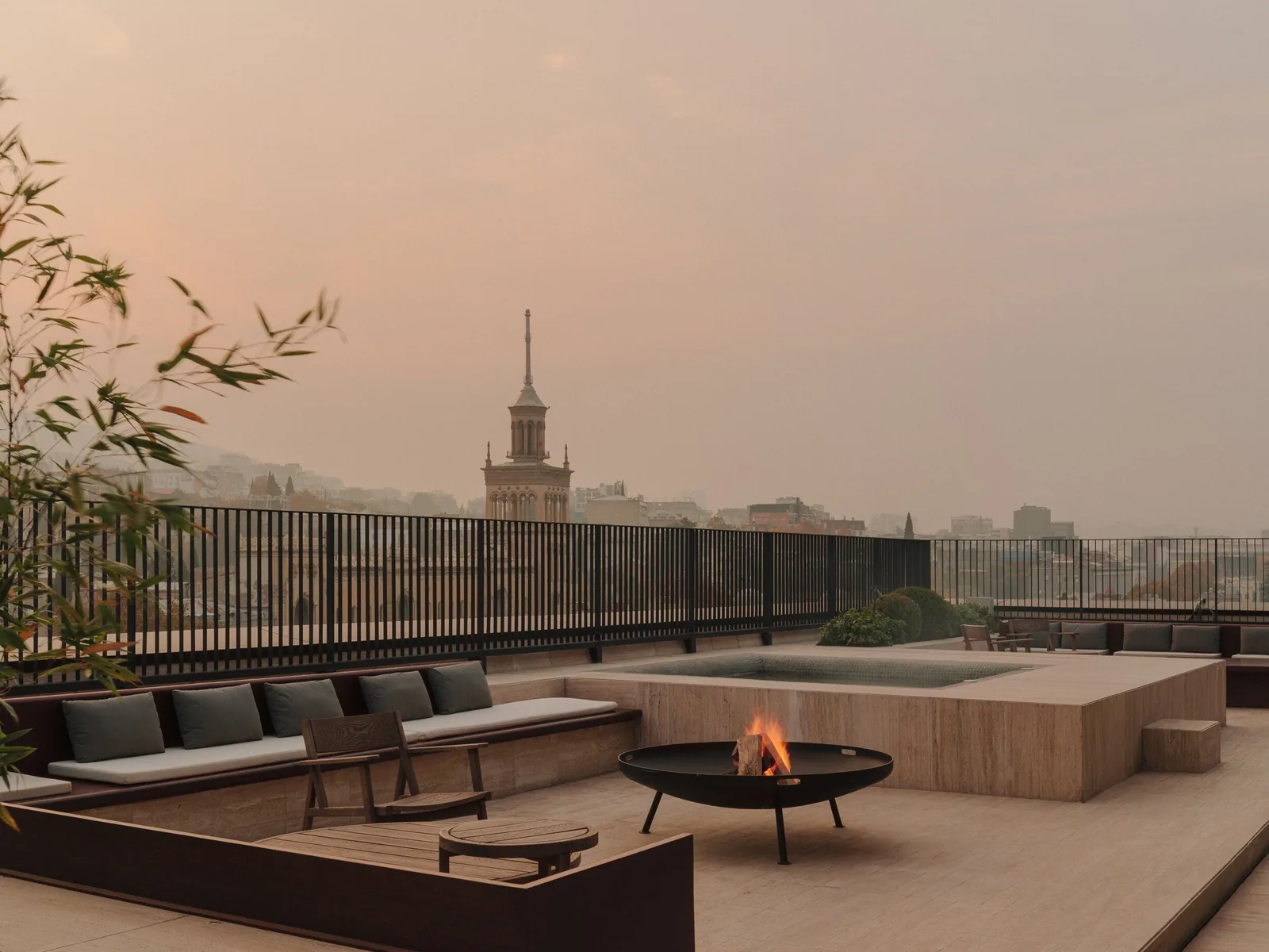 Rooftopterrasse på The Telegraph Hotel i Tbilisi med udsigt over byen