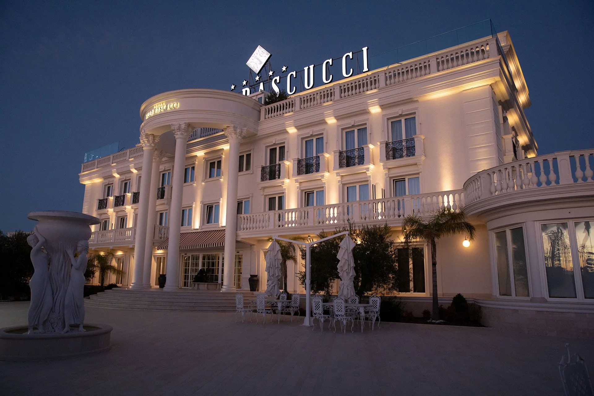 Hotel Villa Pascucci oplyst om aftenen i Durrës
