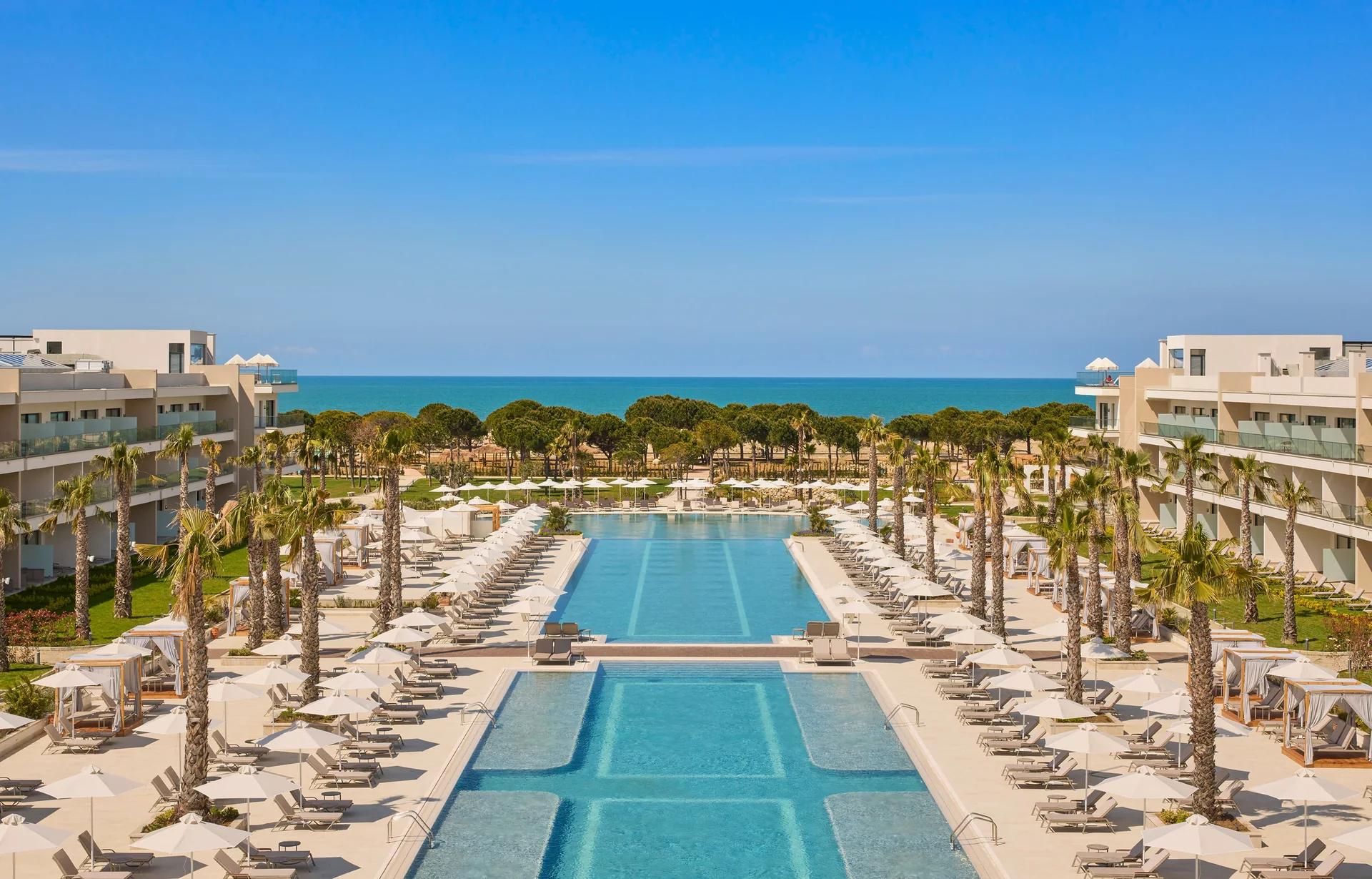 Meliá Durres Albania med poolområde og hav i baggrunden