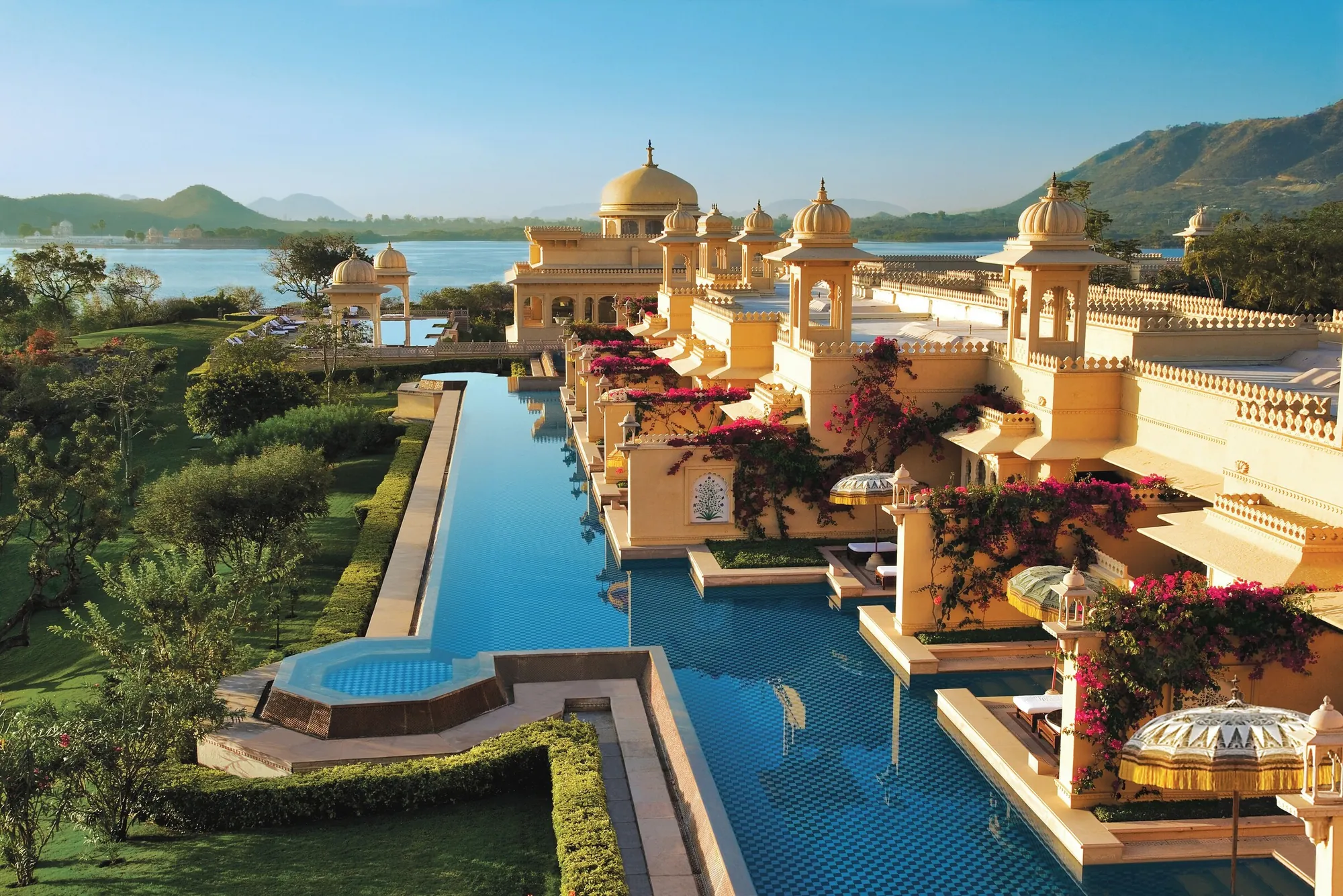Pool, sø og paladsarkitektur på The Oberoi Udaivilas i Udaipur