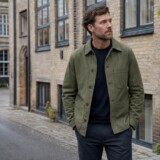 Mand i olivengrøn jakke i dansk bymiljø