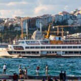 Færge på Bosporus med Istanbuls skyline i baggrunden