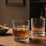 To old fashioned glas på et træbord i en varm hjemmebar